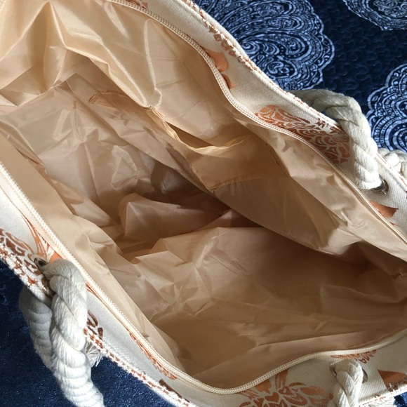 Super fun lightweight beach bag with pineapple design✨ - Picture 10 of 13